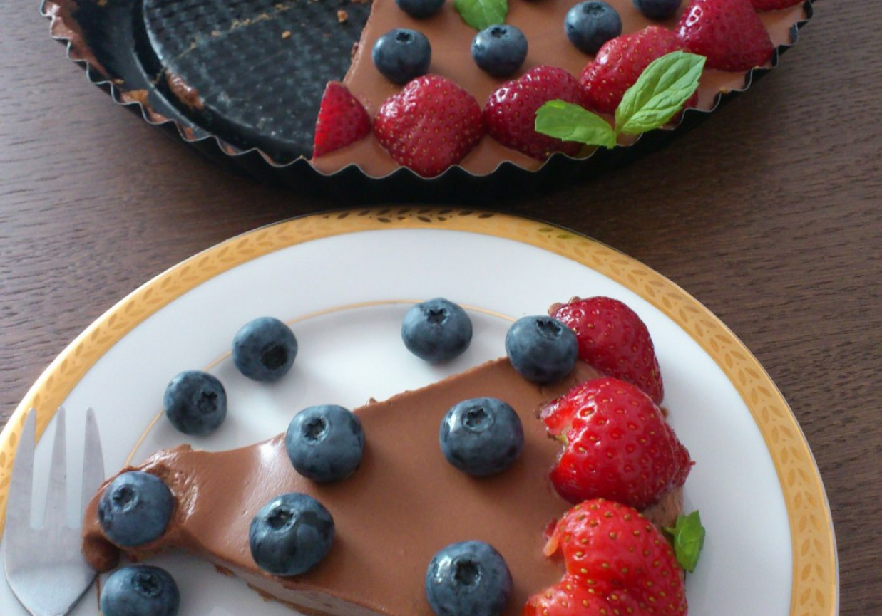 Tarta z czekoladowym musem i owocami foto