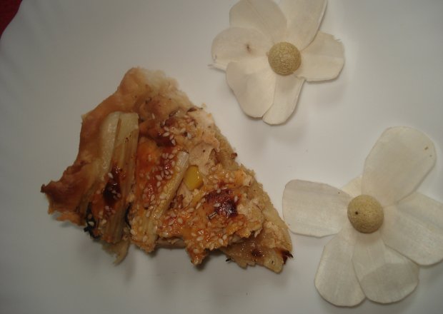 Fotografia przedstawiająca Tarta z filetem z kurczaka i  szparagami- z nutą sezamu