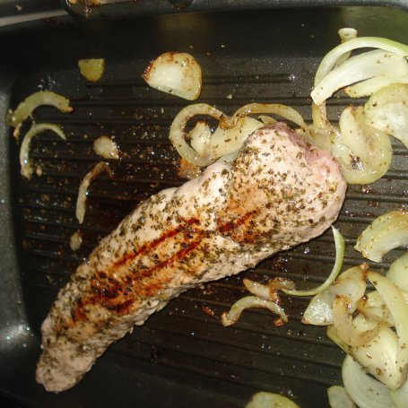 Krok 4 - Tarta z grillowaną polędwiczką wieprzową w towarzystwie mozzarelli:) foto