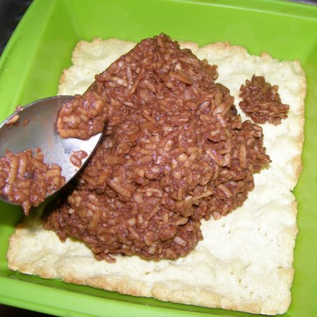 Krok 2 - tarta z jabłkami budyniowymi, galaretką i bitą śmietaną truskawkową... foto