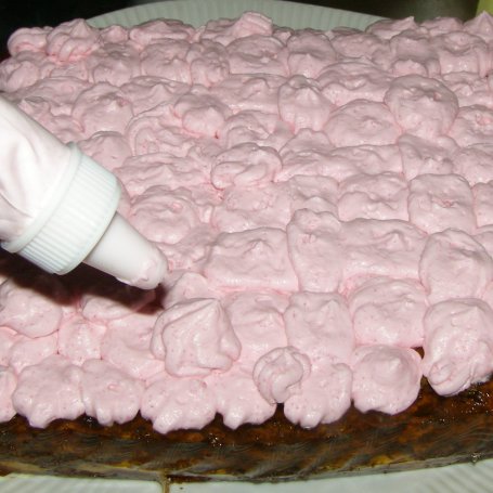 Krok 4 - tarta z jabłkami budyniowymi, galaretką i bitą śmietaną truskawkową... foto