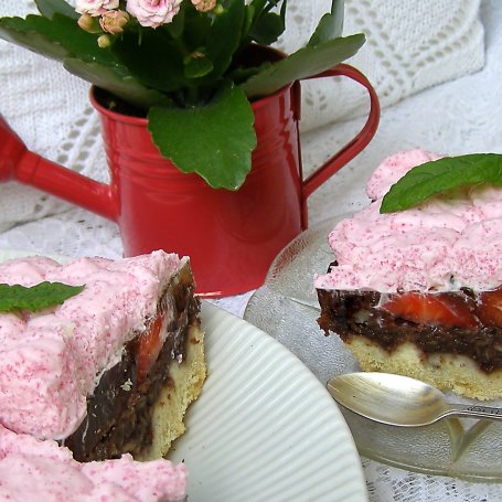 Krok 5 - tarta z jabłkami budyniowymi, galaretką i bitą śmietaną truskawkową... foto