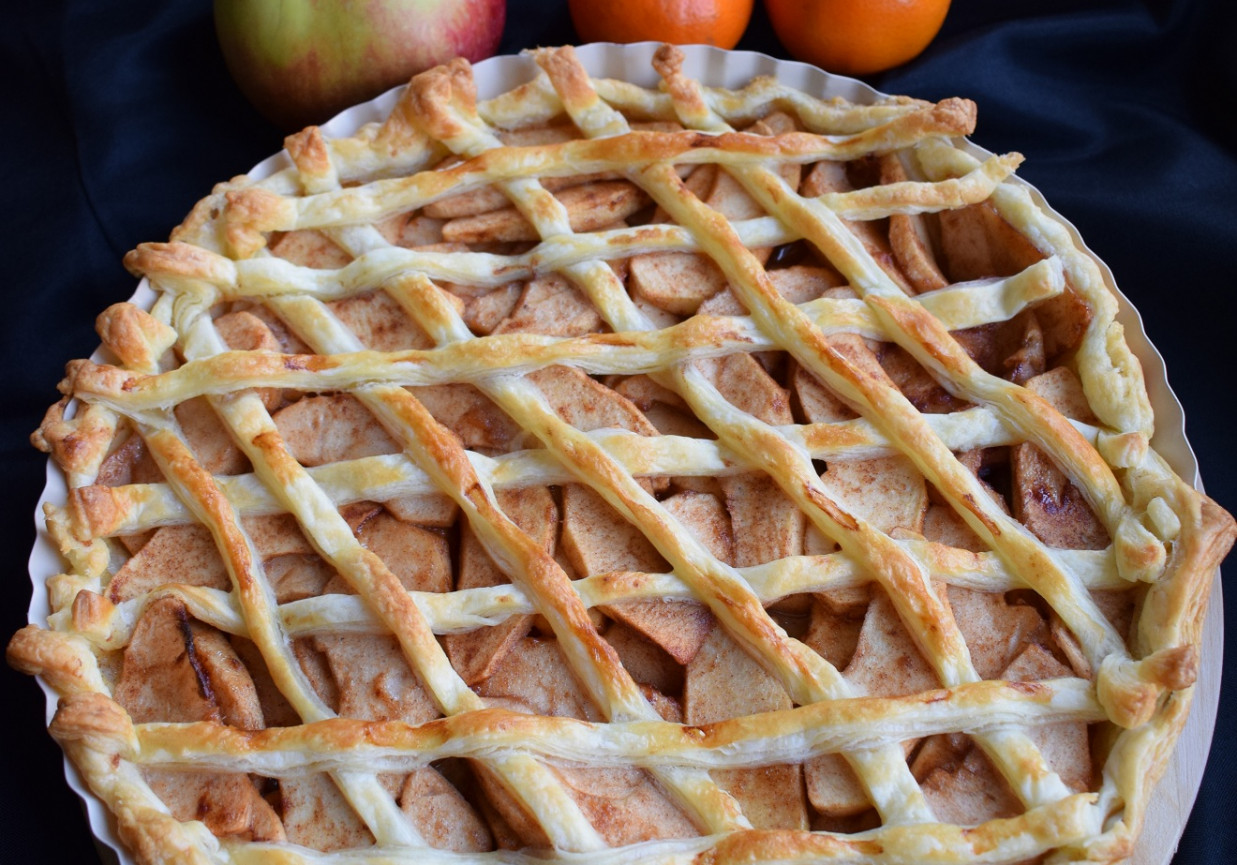 Tarta z jabłkami i cynamonem na cieście francuskim foto