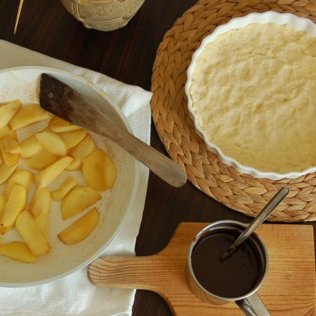 Krok 1 - tarta z jabłkami i sosem karmelowo-czekoladowym foto
