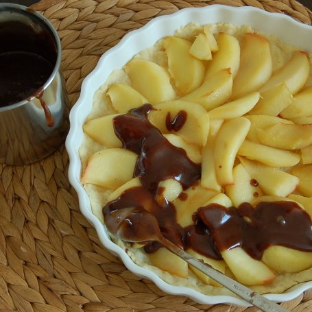 Krok 2 - tarta z jabłkami i sosem karmelowo-czekoladowym foto