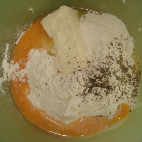 Krok 1 - Tarta z kiełbasą i pieczarkami- czarnuszką wzbogacona :) foto