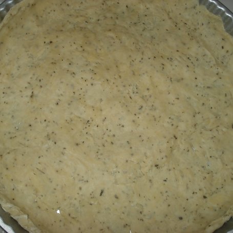 Krok 5 - Tarta z kiełbasą i pieczarkami- czarnuszką wzbogacona :) foto