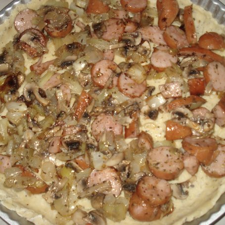 Krok 6 - Tarta z kiełbasą i pieczarkami- czarnuszką wzbogacona :) foto