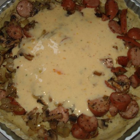 Krok 8 - Tarta z kiełbasą i pieczarkami- czarnuszką wzbogacona :) foto
