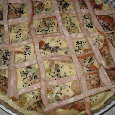 Krok 9 - Tarta z kiełbasą i pieczarkami- czarnuszką wzbogacona :) foto