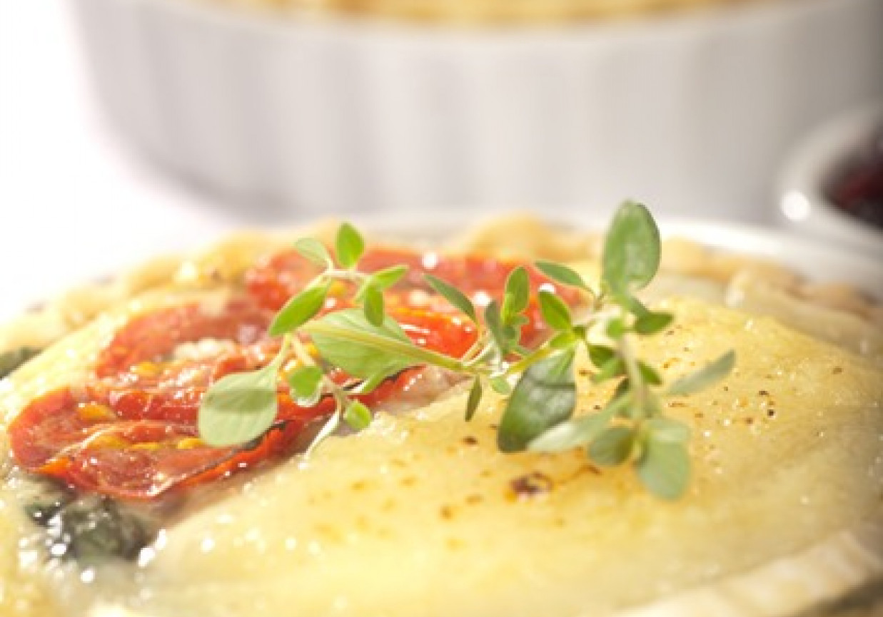 Tarta z koziego sera  z karmelizowaną czerwoną cebulą i szpinakiem Roberta Sowy foto