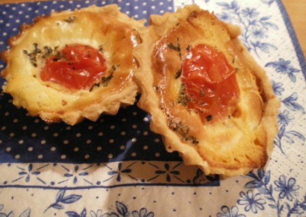 Fotografia przedstawiająca Tarta z kozim serem i pomidorami