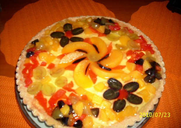 Fotografia przedstawiająca Tarta z kremem budyniowym i owocami