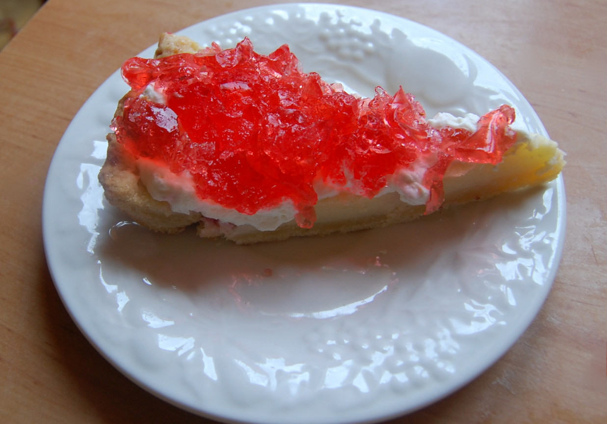 tarta z kremem cytrynowym, bitą śmietaną i galaretką foto