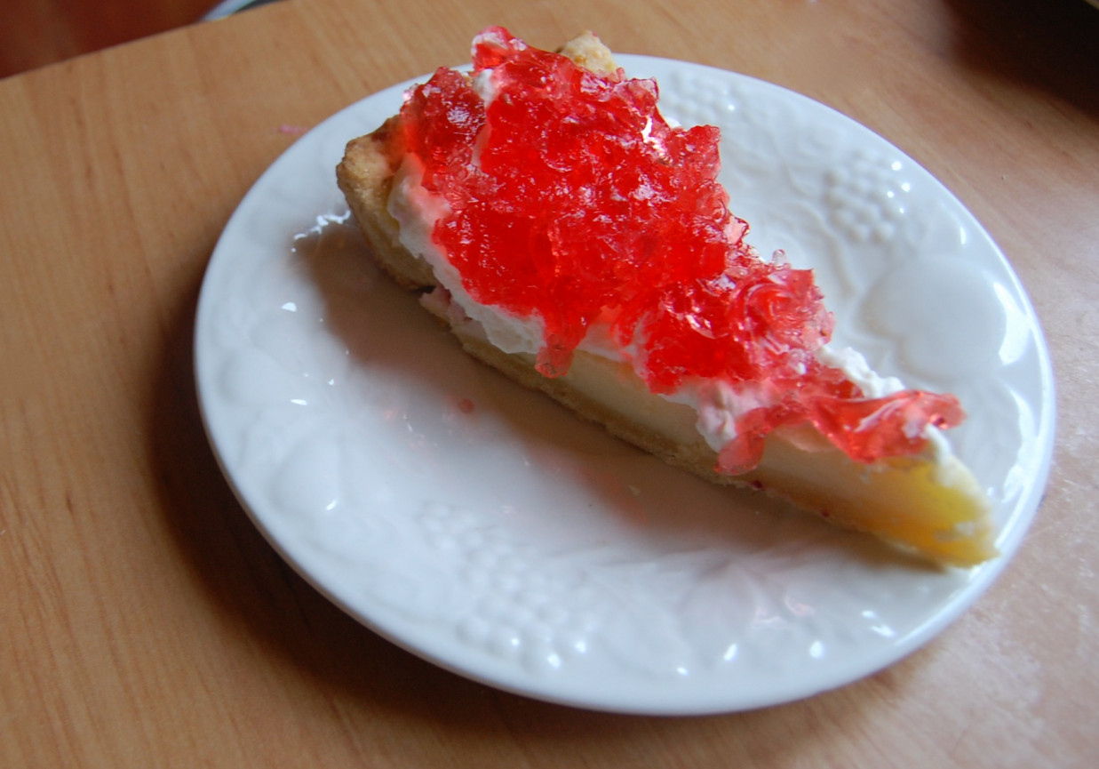 tarta z kremem cytrynowym, bitą śmietaną i galaretką foto