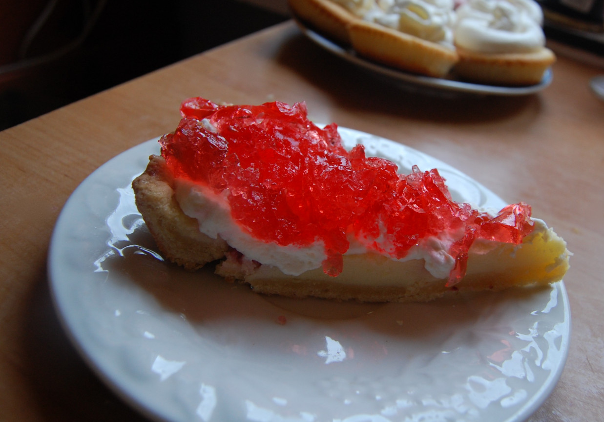 tarta z kremem cytrynowym, bitą śmietaną i galaretką foto