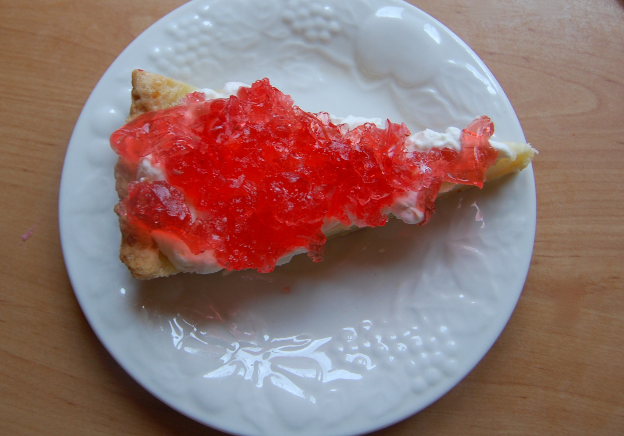 tarta z kremem cytrynowym, bitą śmietaną i galaretką foto