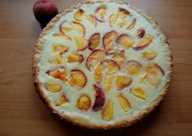 Fotografia przedstawiająca tarta z kremem cytrynowym i brzoskwiniami