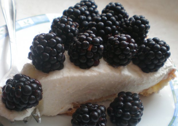Fotografia przedstawiająca Tarta z kremem jogurtowym i jeżynami