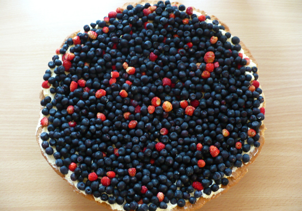 Tarta z kremem karpatkowym i owocami leśnymi foto