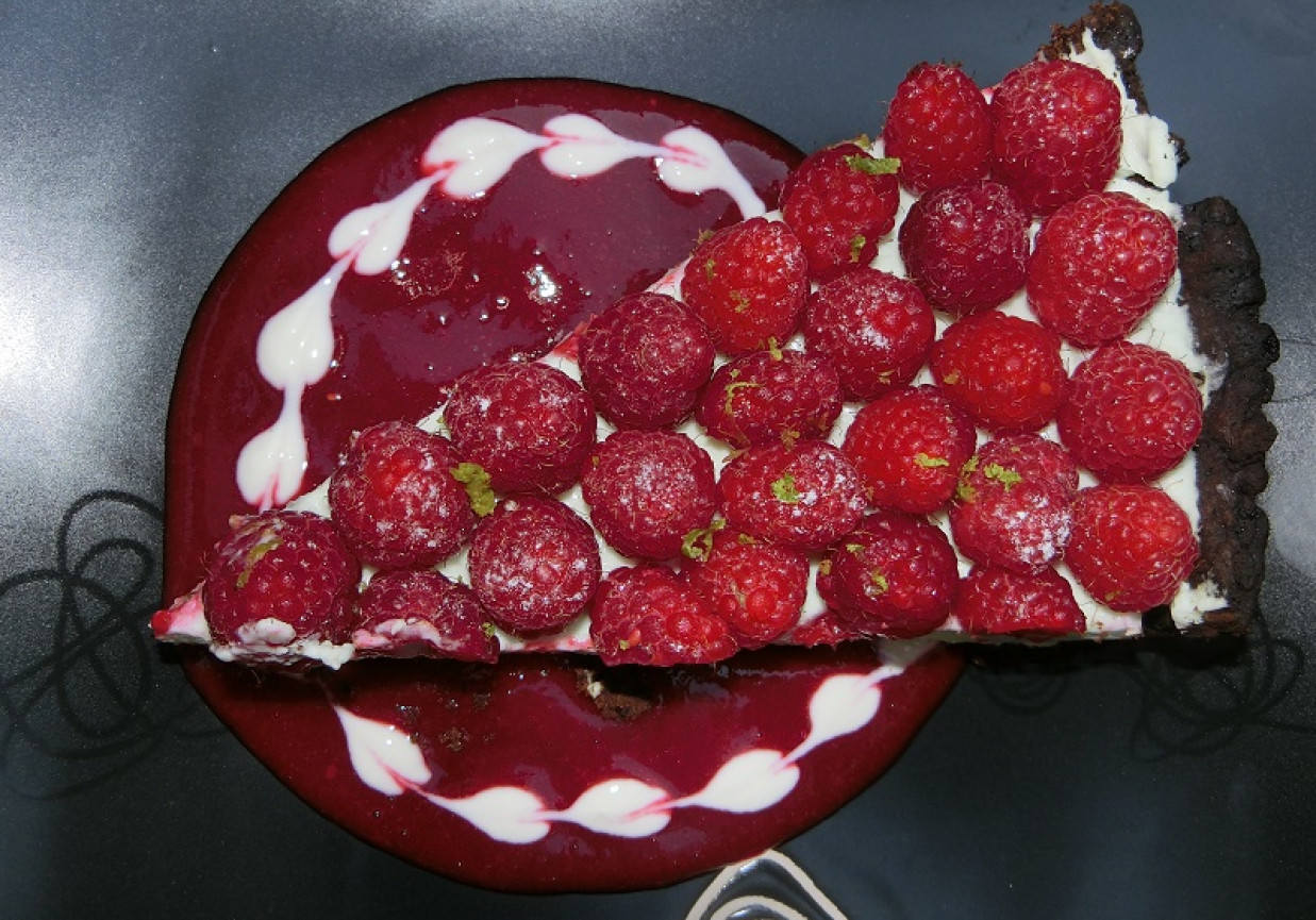 Tarta z kremem miętowym i malinami foto