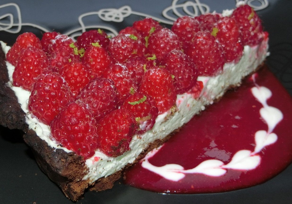 Tarta z kremem miętowym i malinami foto