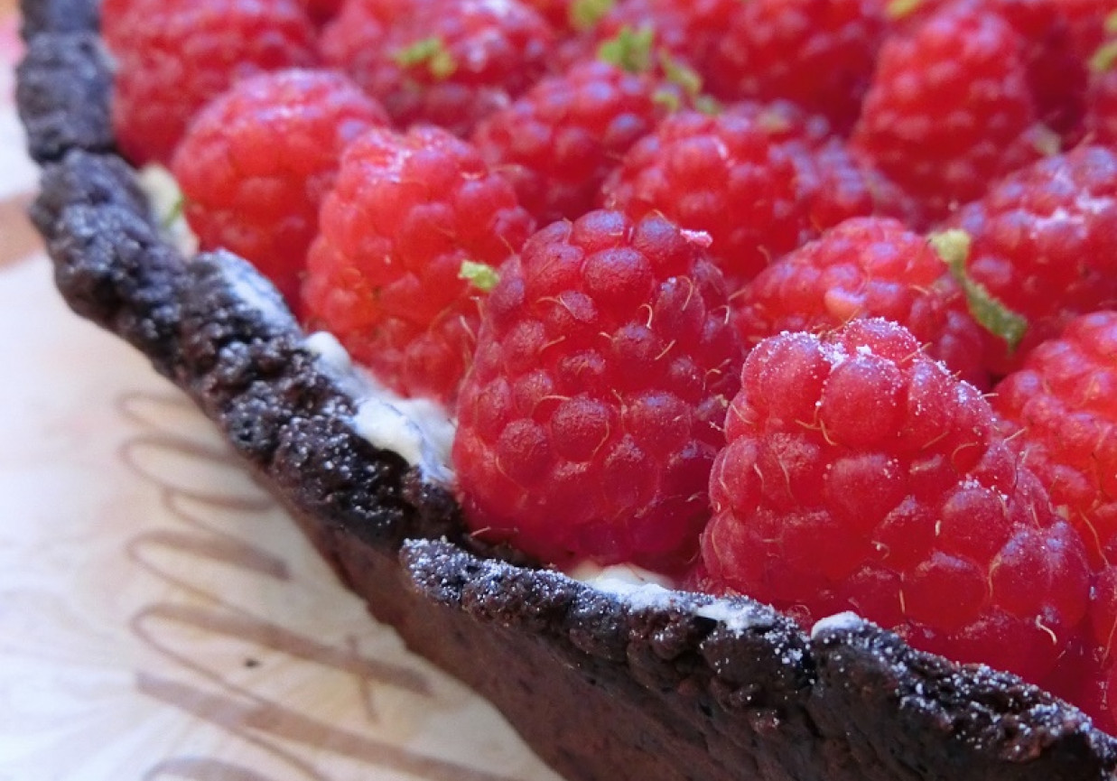 Tarta z kremem miętowym i malinami foto