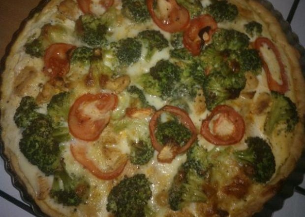 Fotografia przedstawiająca tarta z kurczakiem, brokułem, pomidorem i mozzarellą