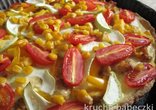 Fotografia przedstawiająca Tarta z kurczakiem curry, cukinią, kukurydzą i pomidorkami cherry