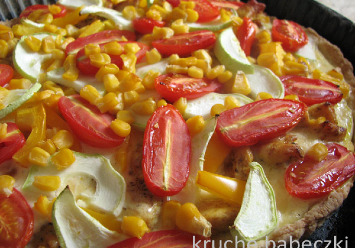 Tarta z kurczakiem curry, cukinią, kukurydzą i pomidorkami cherry foto