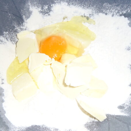 Krok 1 - Tarta z leśnymi grzybami i natką pietruszki foto