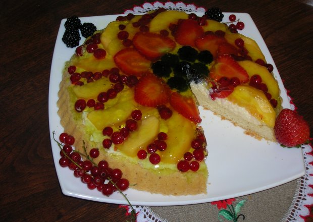Fotografia przedstawiająca Tarta z letnimi owocami