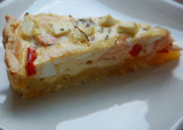 Fotografia przedstawiająca tarta z łososiem, papryką i kozim serem