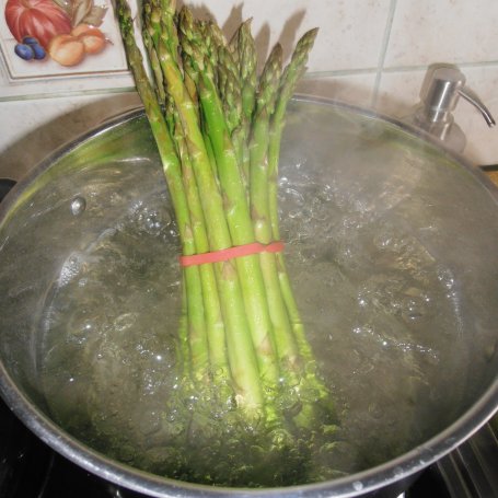 Krok 3 - Tarta z makaronem i szparagami na cieście francuskim foto