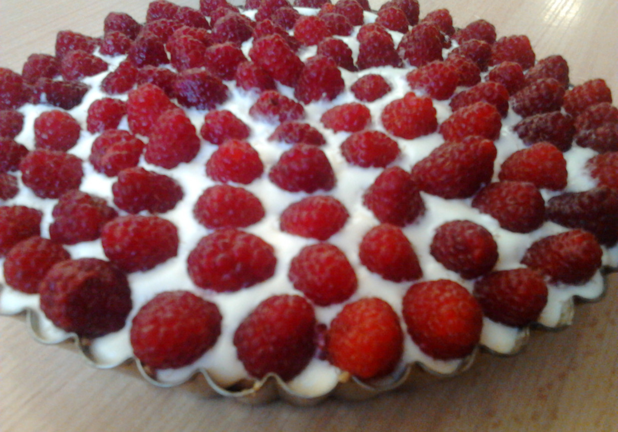 Tarta z malinami i białą czekoladą foto