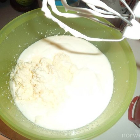 Krok 4 - Tarta z Mascarpone na kawowym spodzie z sercem z Prince Polo:) foto
