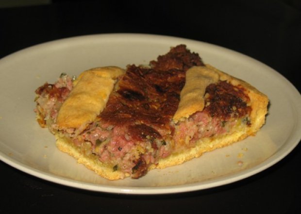 Fotografia przedstawiająca Tarta z mięsem i kalarepką