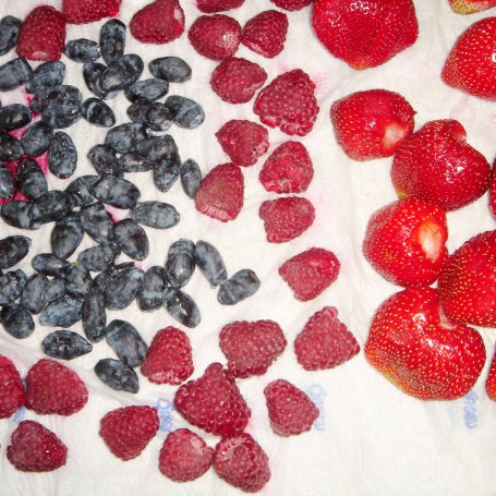 Krok 4 - Tarta z owocami i kremem jagodowym foto