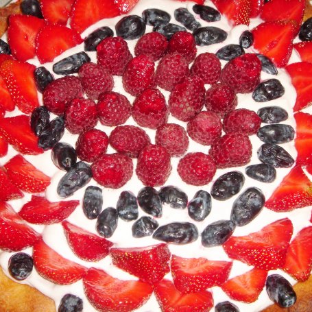 Krok 7 - Tarta z owocami i kremem jagodowym foto