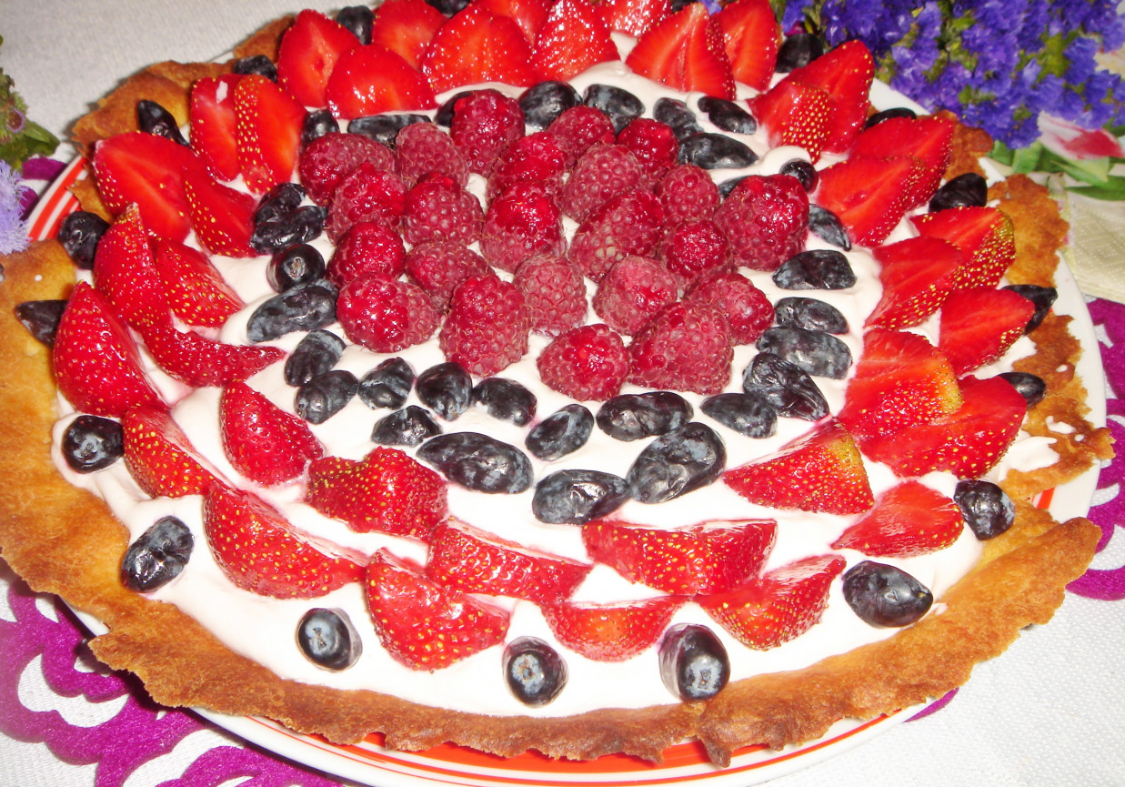 Tarta z owocami i kremem jagodowym foto