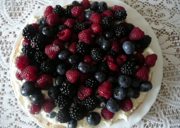 Fotografia przedstawiająca tarta z owocami leśnymi