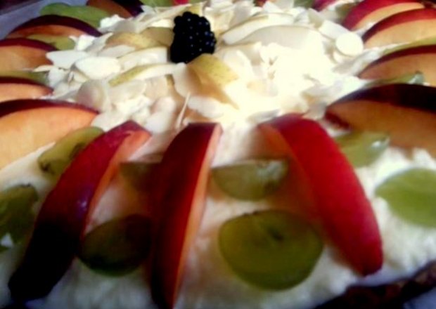 Fotografia przedstawiająca tarta z owocami