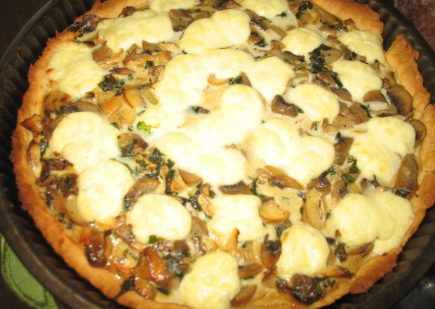 Fotografia przedstawiająca Tarta z pieczarkami i mozzarellą