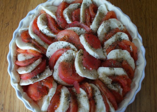 Fotografia przedstawiająca Tarta z pomidorami i mozarellą