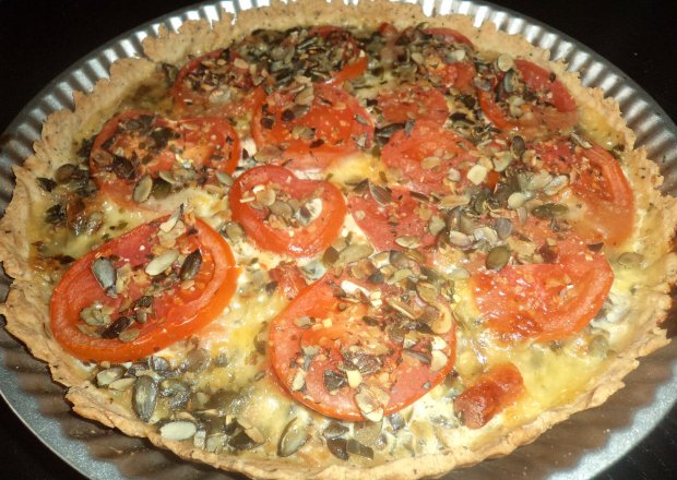 Fotografia przedstawiająca Tarta z pomidorami i mozzarellą-pestkami dyni wzbogacona :)