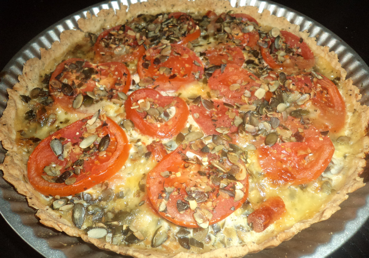 Tarta z pomidorami i mozzarellą-pestkami dyni wzbogacona :) foto