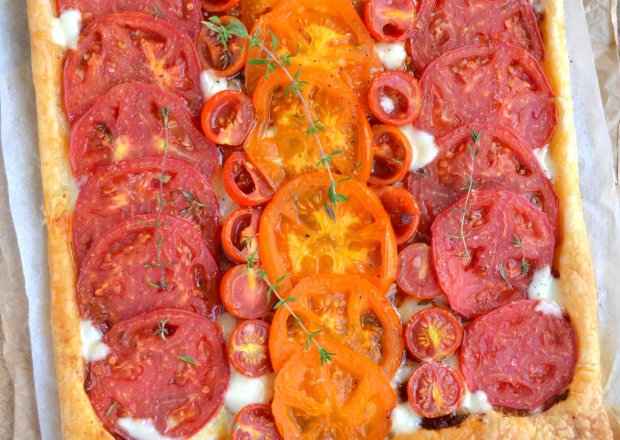 Fotografia przedstawiająca Tarta z pomidorami, prostym pomidorowym pesto i mozzarellą