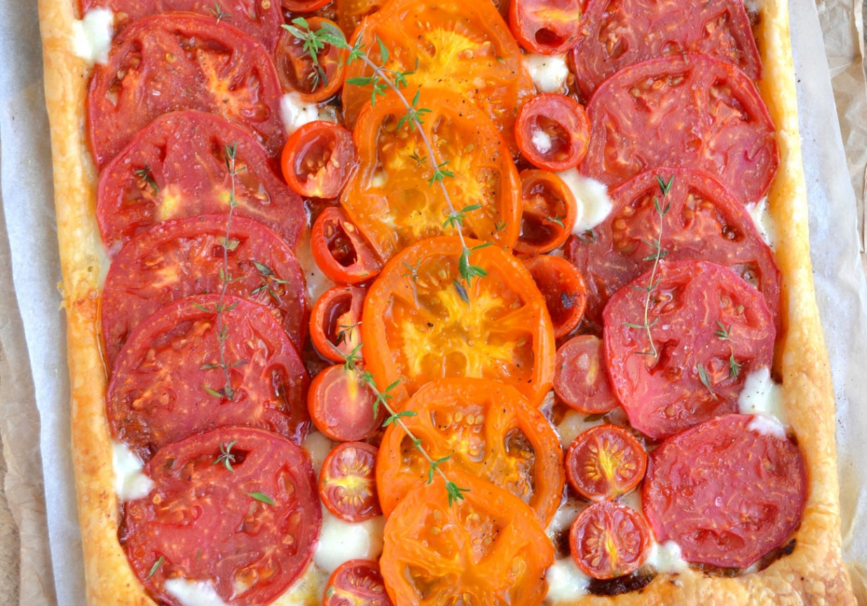 Tarta z pomidorami, prostym pomidorowym pesto i mozzarellą foto