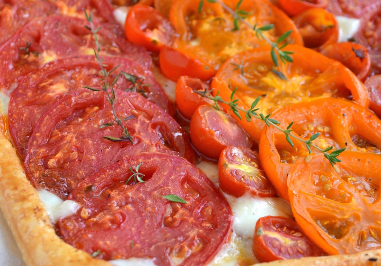 Tarta z pomidorami, prostym pomidorowym pesto i mozzarellą foto