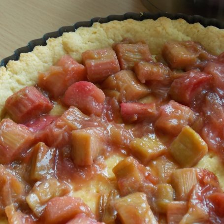Krok 4 - Tarta z rabarbarem i kokosową bezą foto